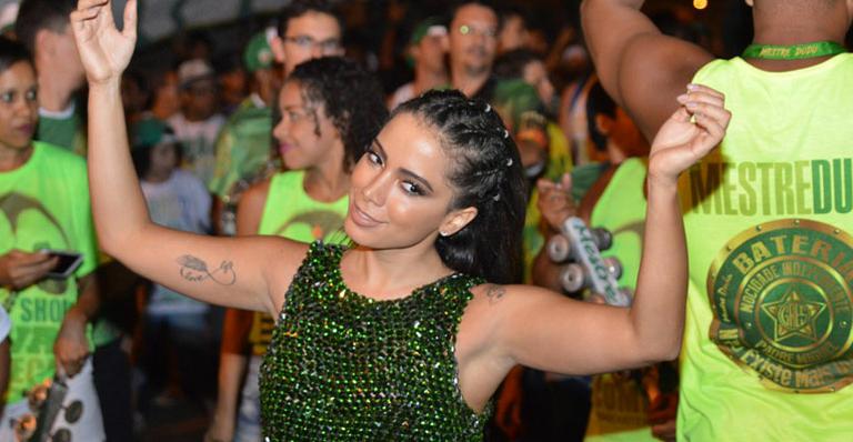 Esbanjando simpatia, Anitta aparece de surpresa no ensaio de rua da Mocidade