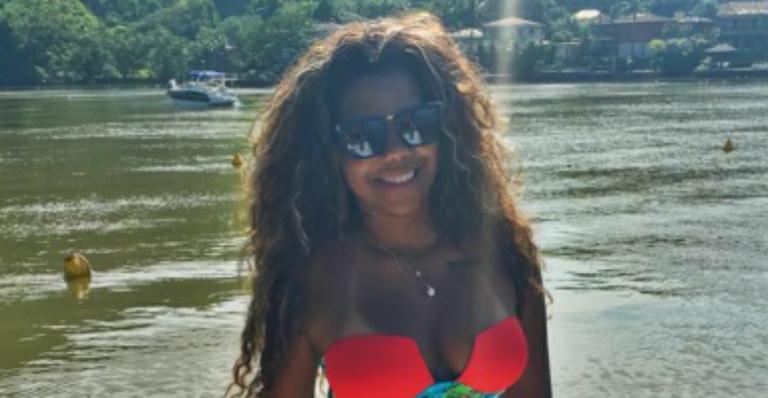 Ludmilla curte passeio em nova lancha, mas bumbum com fio dental rouba a cena