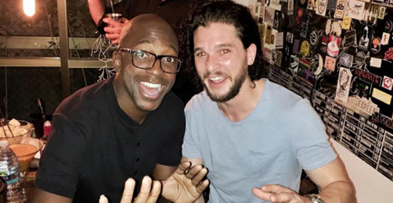 Vídeo: Kit Harington, de ‘Game of Thrones’, cai no samba com Mumuzinho