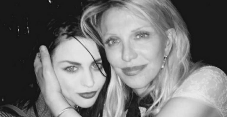 Courtney Love mostra incrível semelhança com a filha: “Sou muito abençoada”