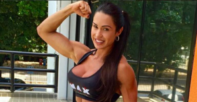 Gracyanne Barbosa exibe bumbum avantajado só de biquíni