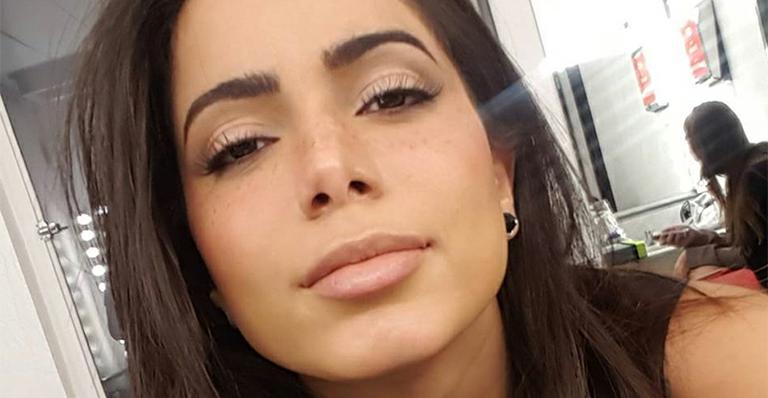 De biquininho azul, Anitta exibe o corpão à beira da piscina