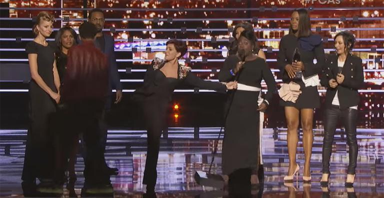 Sharon Osborne chuta homem para fora do palco durante premiação
