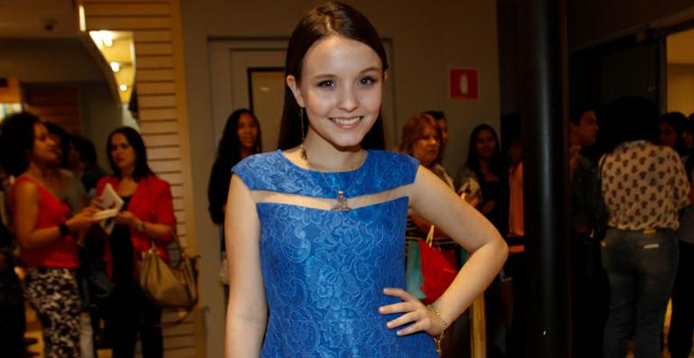 Larissa Manoela mostra bastidores do ensaio de 15 anos