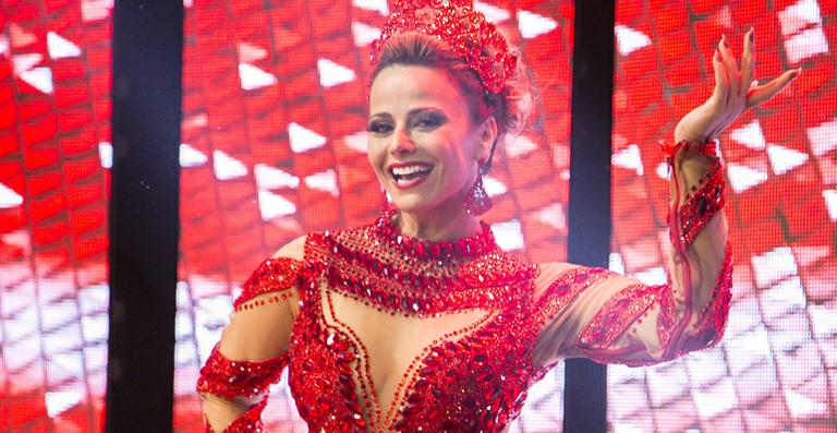 Viviane Araújo participa de ensaio de rua do Salgueiro