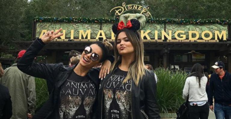 Kelly Key e a filha posam com roupas idênticas na Disney e fãs perguntam: “Quem é quem?”