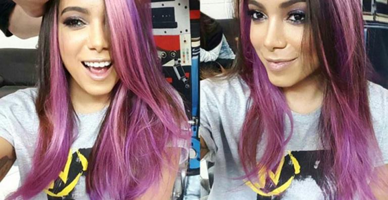 Novo visual ou peruca? Anitta aparece de cabelo roxo