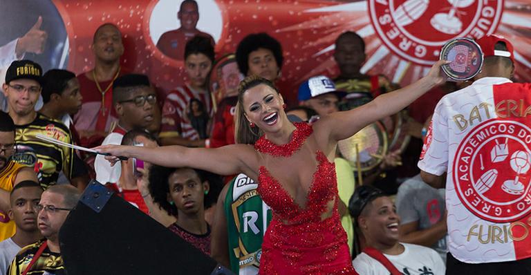 Ousada! Com decote generoso, Viviane Araújo samba muito na quadra do Salgueiro