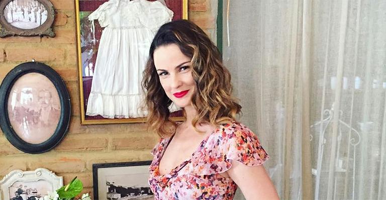 Carolina Kasting mostra a barriga de grávida e festeja: ‘Está crescendo’