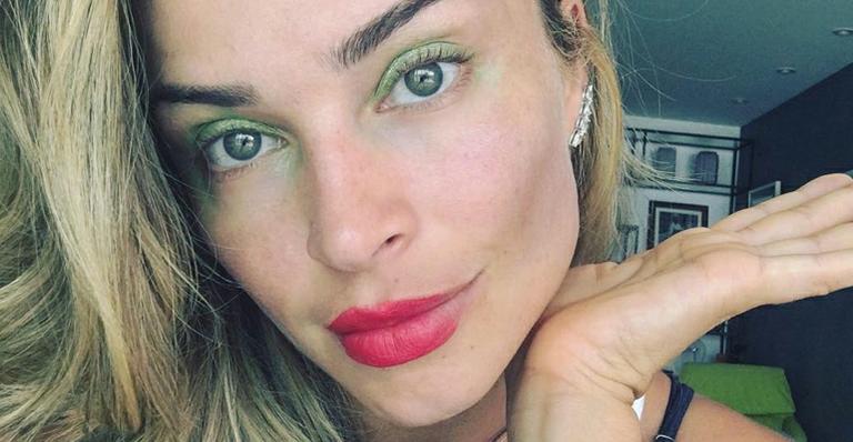 Grazi Massafera posa maquiada pela própria filha, Sofia: ‘Está melhorando’