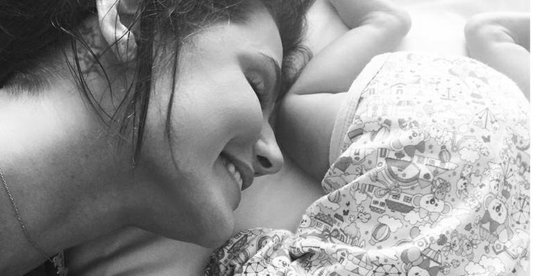 Deborah Secco contempla Maria Flor em foto registrada pelo papai, Hugo Moura