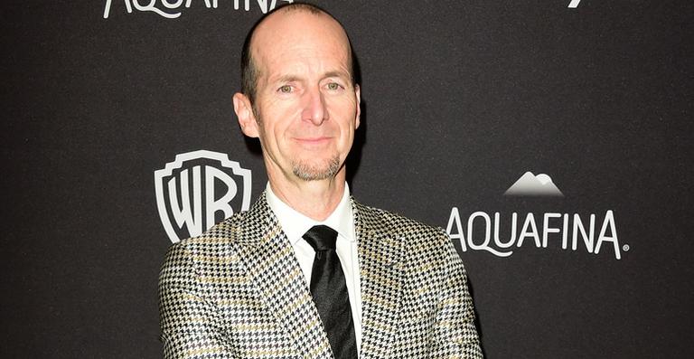 Aos 53 anos, ator Denis O’Hare chega de salto alto no red carpet do Globo de Ouro