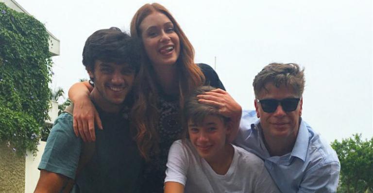 Filho de Fábio Assunção posa em carrão de luxo com Marina Ruy Barbosa