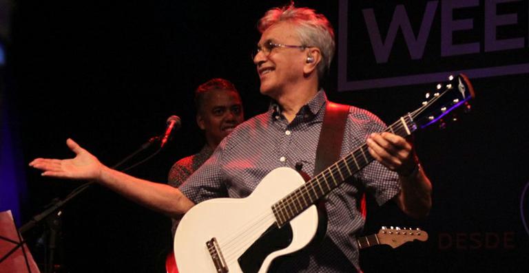 Caetano Veloso e Nando Reis dão beijo em show