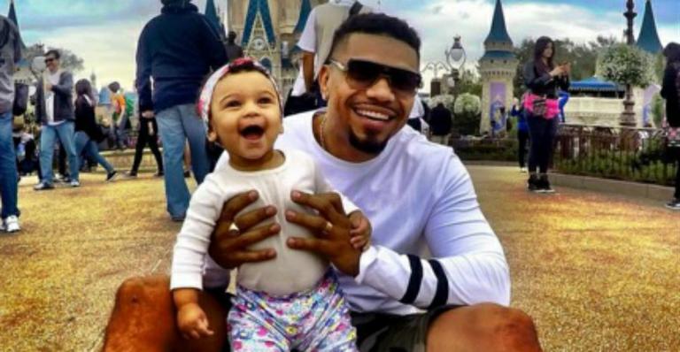 Naldo leva a filha, Maria Victória, para conhecer a Disney