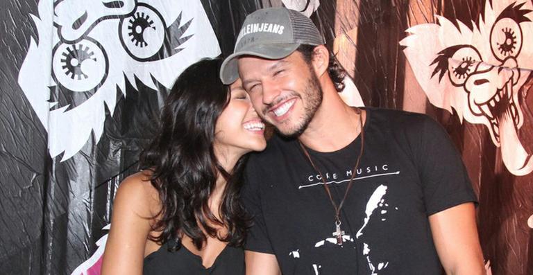 Ao lado de Nando Rodrigues, Yanna Lavigne vai ao mesmo evento que o ex, Bruno Gissoni