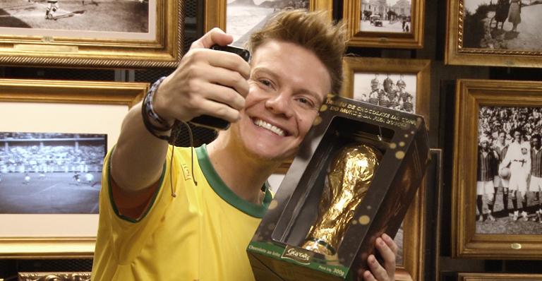 Arquivo: Com a taça nas mãos, Michel Teló revela qual foi seu ‘Gol de Placa’