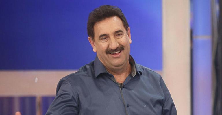 Aos 59 anos, Ratinho posta foto antiga: “Sem bigode”