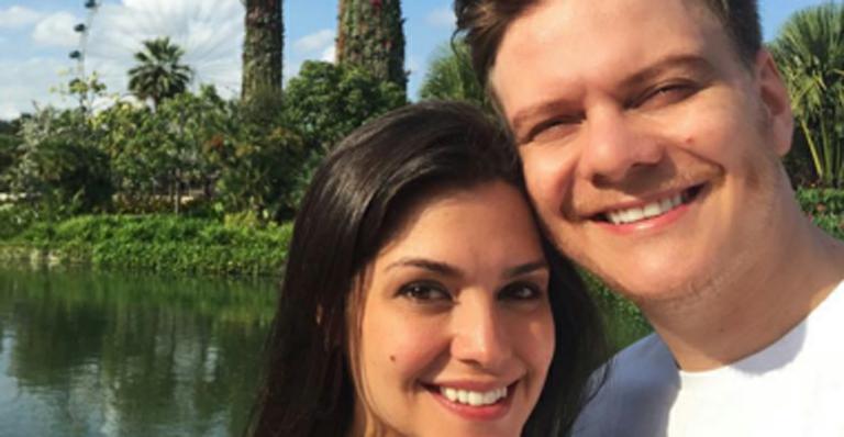 Michel Teló e Thais Fersoza curtem férias em Singapura
