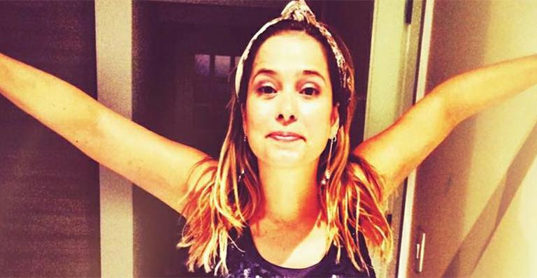 Feliz da vida, Paloma Duarte posa com o filho caçula