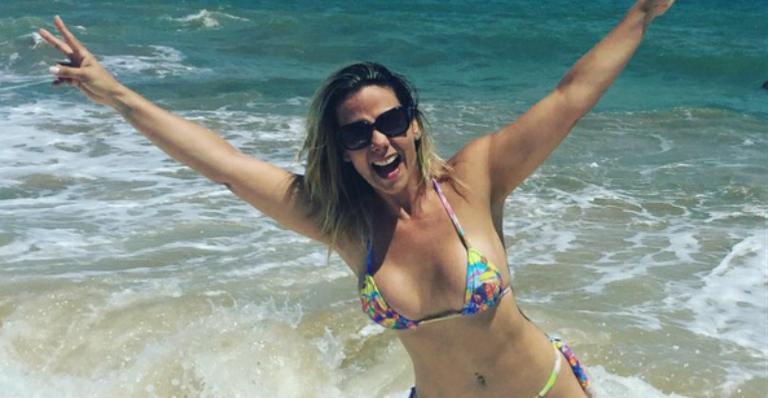 Aos 38, Carla Perez aparece só de biquíni e ganha elogio: ‘Musa do Verão’