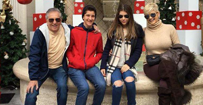 Carlos Alberto de Nóbrega e Andréa fazem rara aparição com os filhos