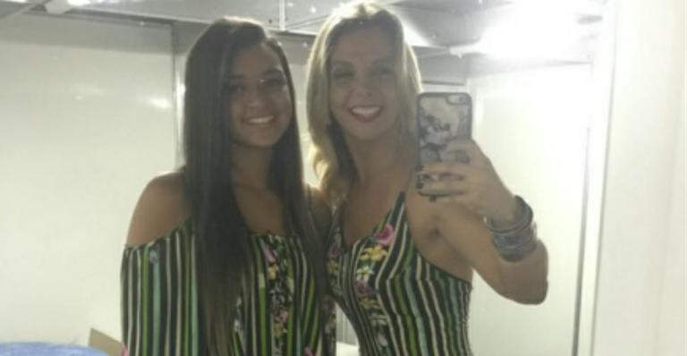 Carla Perez posa com a filha em camarim de show