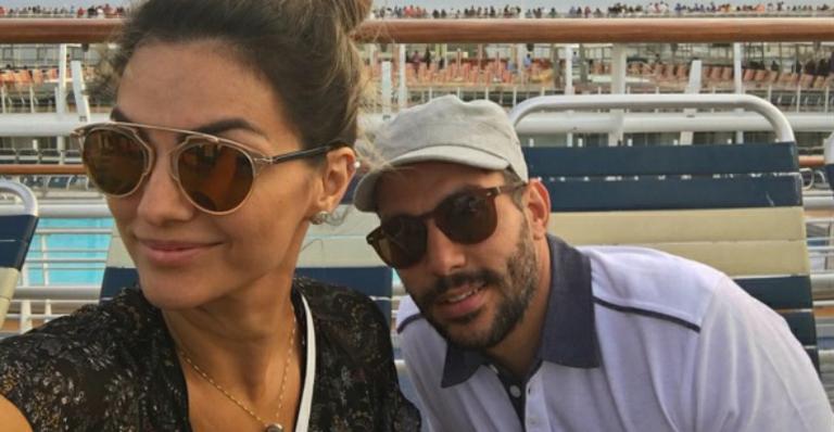 Kelly Key curte piscina durante luxuoso cruzeiro com o marido