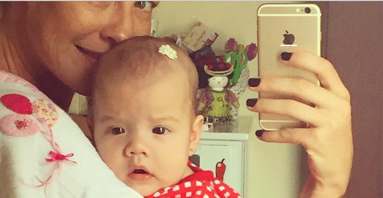 Aos 4 meses, Liz, filha de Luana Piovani, aparece de lacinho na cabeça pela primeira vez