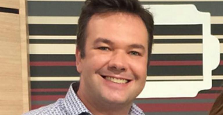 Com paralisia facial, Felipeh Campos posa para foto e fala sobre recuperação: ‘Estou confiante’