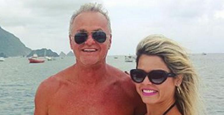 Aos 63 anos, Kadu Moliterno exibe corpo sarado em foto com a namorada