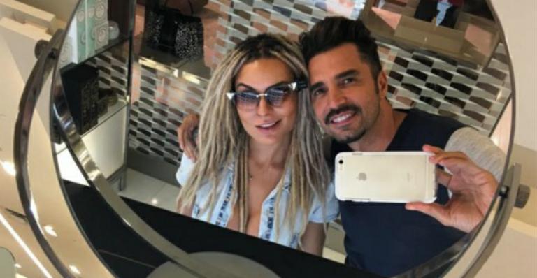 Latino curte viagem com Fernanda Lacerda e se declara: “Amo de paixão”