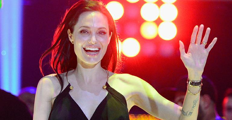 Angelina Jolie comemora primeiro trabalho com os filhos: ‘Foi fofo’