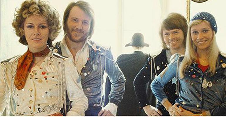 Membros do Abba se reúnem em festa com tema de Mamma Mia
