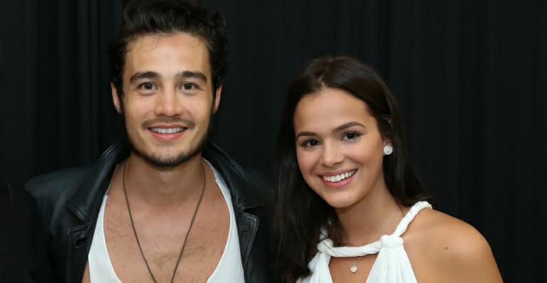 Após clipe sensual, Bruna Marquezine curte show de Tiago Iorc no Rio