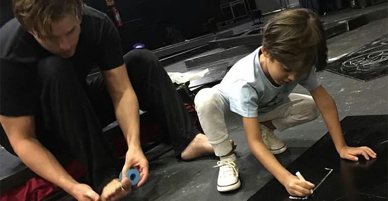 Thiago Fragoso recebe a visita do filho e se derrete: ‘Muito chamego’