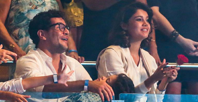 Grávida, Sophie Charlotte curte o show de Roberto Carlos
