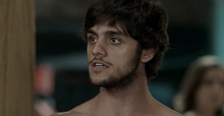 Fofura! Felipe Simas aparece dormindo ao lado do filho