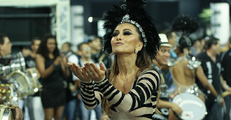 Sabrina Sato capricha na sensualidade e brilha em ensaio para o Carnaval 2016