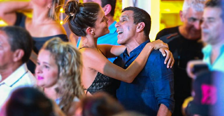 Em show, Eri Johnson troca beijos apaixonados com a noiva