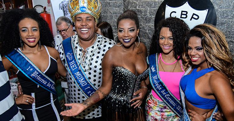 Ludmilla é coroada rainha do Cordão da Bola Preta e vestido teimoso chama a atenção