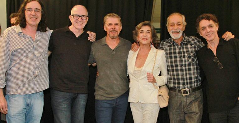 José Mayer recebe amigos famosos em exibição de seu espetáculo no Rio