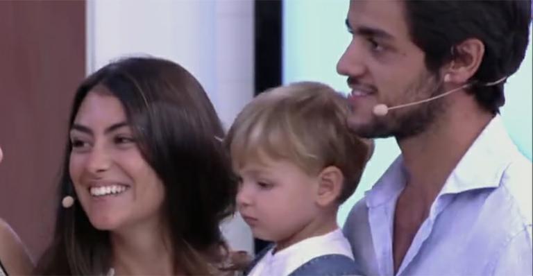 Felipe Simas chora com visita surpresa da mulher e do filho no ‘Mais Você’