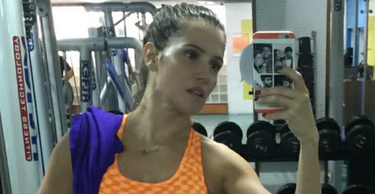 Deborah Secco treina pesado após Carnaval: “Correndo atrás”
