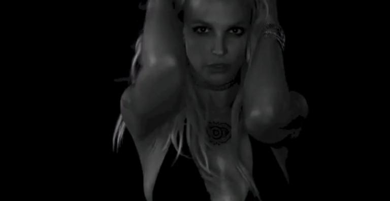 De biquíni, Britney Spears sensualiza em vídeos misteriosos