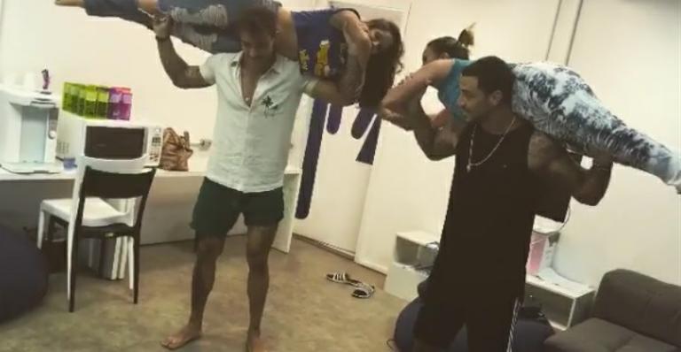 Lucas Lucco e Felipe Titto mostram força e levantam atrizes de ‘Malhação’ nos braços