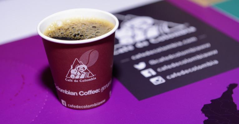 Café com óleo de coco ajuda a emagrecer bastante, mas deve ser consumido em pouca quantidade