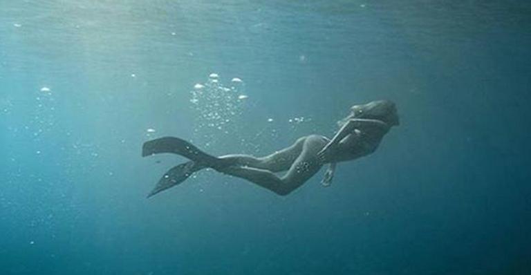 Grazi Massafera aparece nadando de biquíni e é chamada de sereia