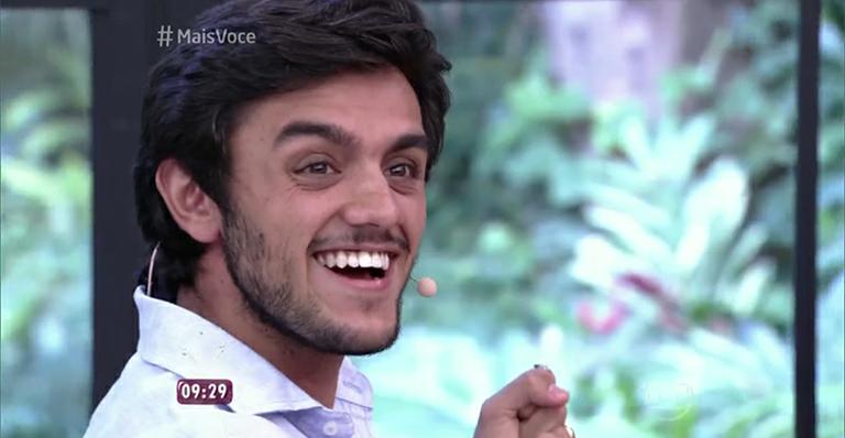 Felipe Simas aparece em foto divertida com o filho e a eleita: ‘Gosto muito’