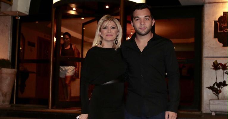 Aos 42 anos, Antonia Fontenelle exibe barriguinha de grávida em São Paulo